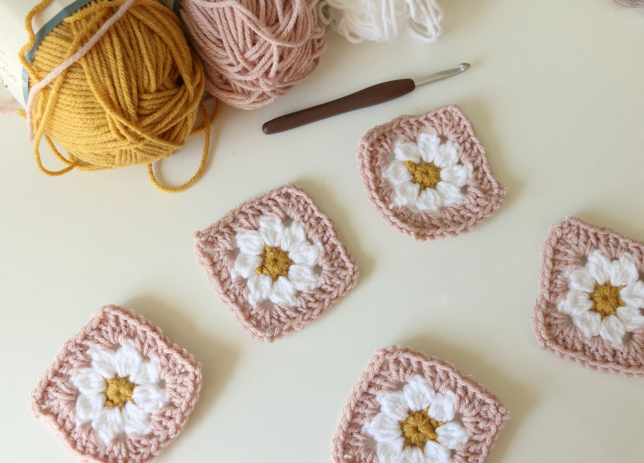 Simple Daisy Delight Granny Square
